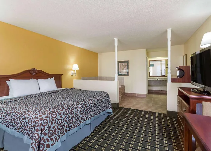 Days Inn & Suites By Wyndham Warner Robins Near Robins Afb