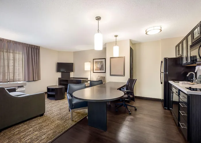 Sonesta Simply Suites Detroit Warren