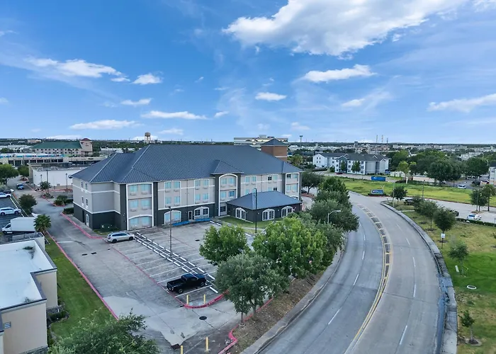 Platinum Inn & Suites Webster