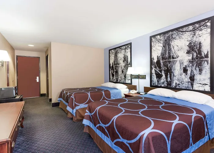 Super 8 By Wyndham Indianola