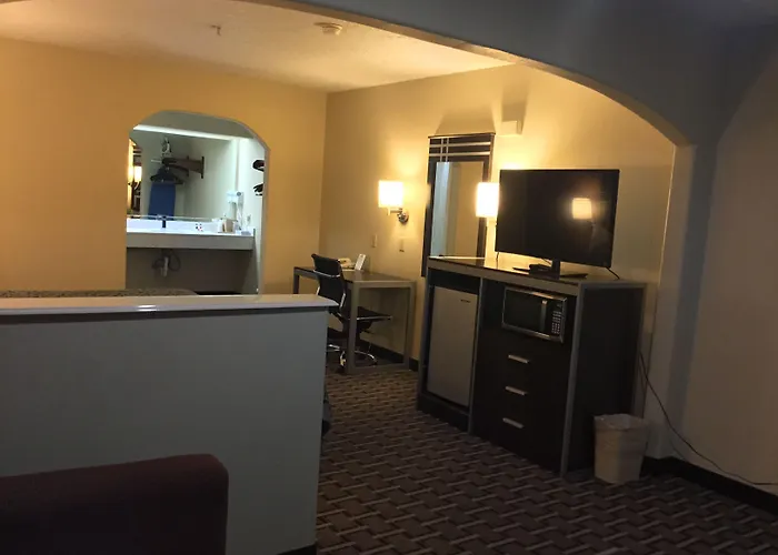 Days Inn & Suites By Wyndham Houston North - Spring