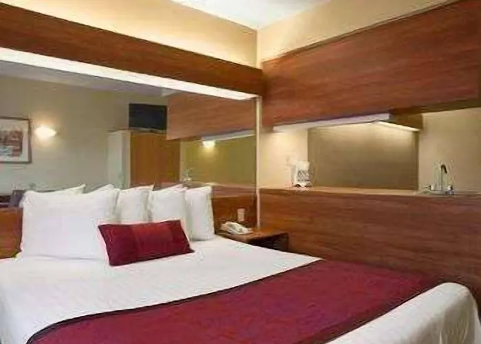 Days Inn & Suites By Wyndham Lafayette In