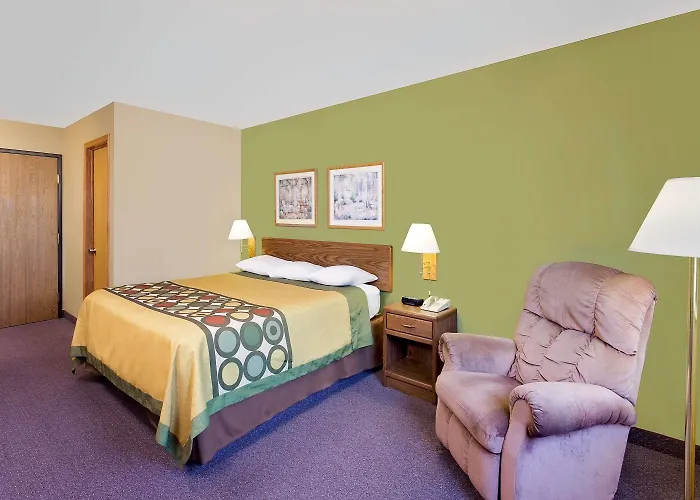 Super 8 By Wyndham Dyersville