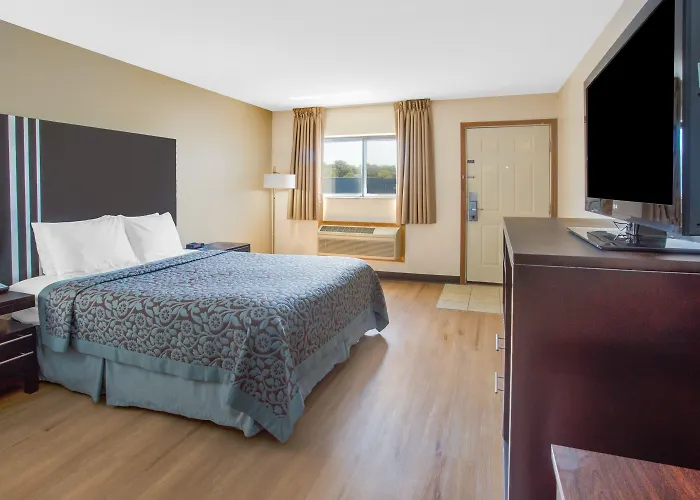 Days Inn By Wyndham Le Roy/Bloomington Southeast