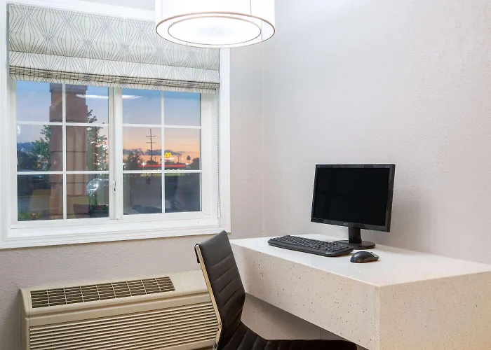 Super 8 By Wyndham Ottawa
