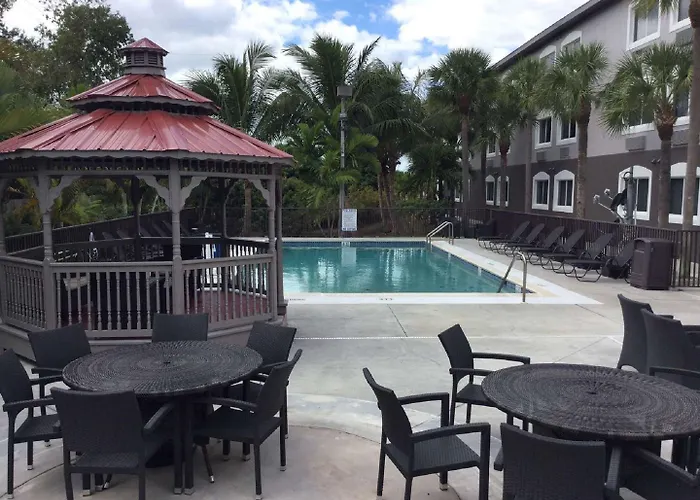 Days Inn & Suites By Wyndham Bonita Springs North Naples