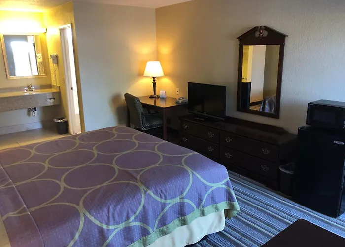 Super 8 By Wyndham Corning