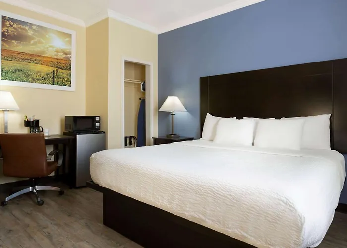 Days Inn & Suites By Wyndham Dfw Airport South-Euless