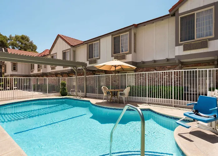 Super 8 By Wyndham Santa Clarita/Valencia