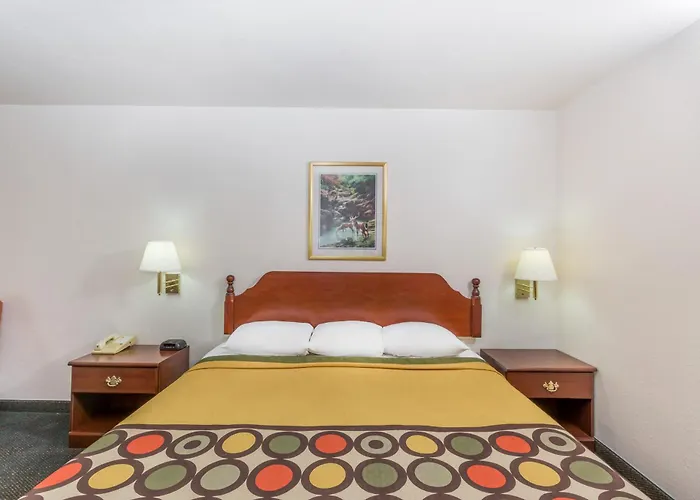 Super 8 By Wyndham Holton