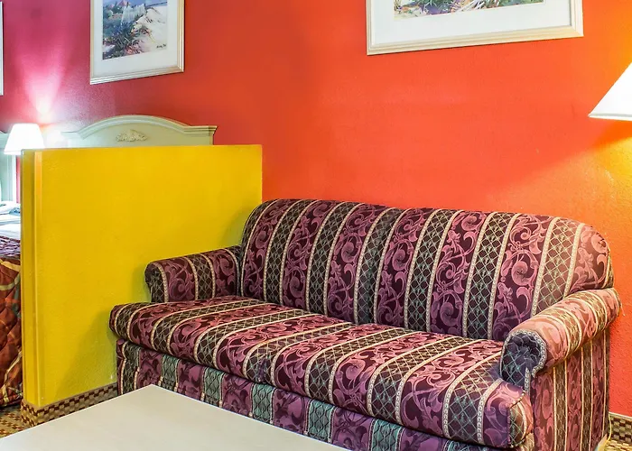 Econo Lodge Inn & Suites Walnut