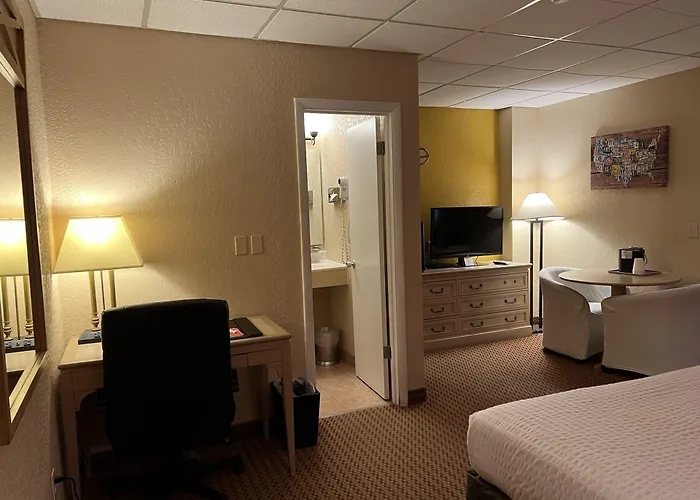 Econo Lodge Inn & Suites Walnut
