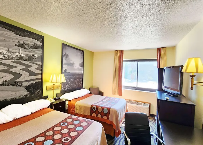 Super 8 By Wyndham Newton