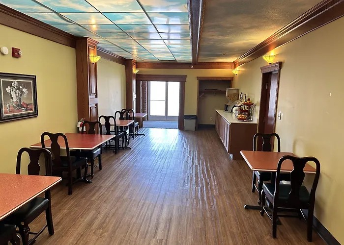 Ramada By Wyndham Saginaw Hotel & Suites