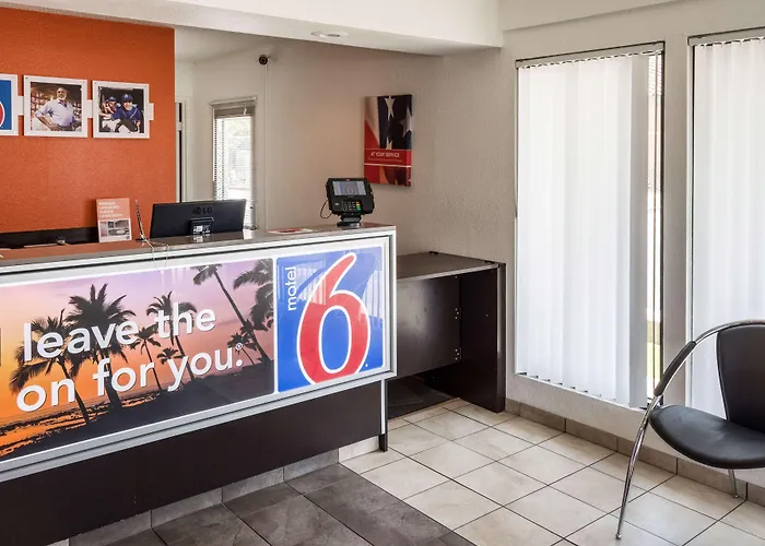 Motel 6 Bakersfield, Ca - Convention Center