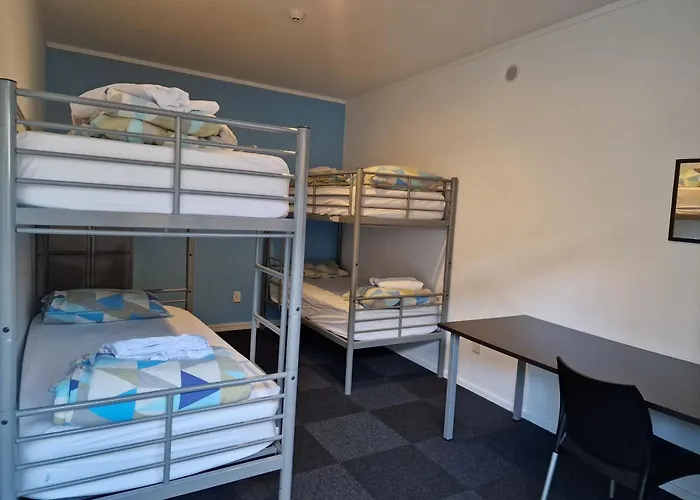 Palm Tree Apartments & Backpackers