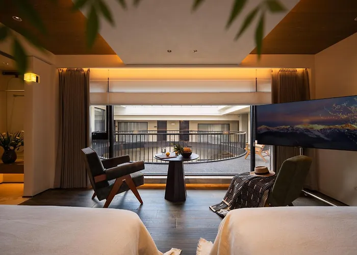 Dali Yuanlu Hanging Garden Hotel, Located In The Center Of Dali Old City, Has Rich Cultural Heritage, Convenient Travel, Butler Service, Free Parking, Free Breakfast, Afternoon Tea, Coffee, Mini Bar, And Traditional Chinese Tea