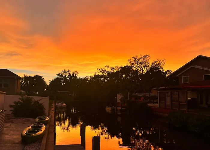 Waterfront Retreat With Kayaks, Walk To The Beach