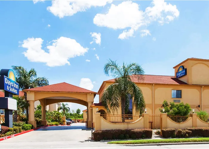 Days Inn & Suites By Wyndham Houston Hobby Airport