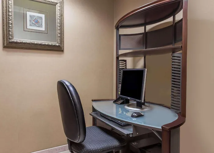 Days Inn & Suites By Wyndham Fort Pierce I-95