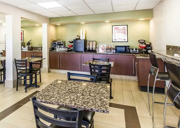Econo Lodge Inn & Suites Near Bricktown