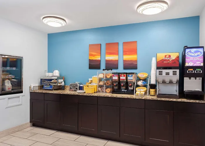 Days Inn & Suites By Wyndham Sellersburg