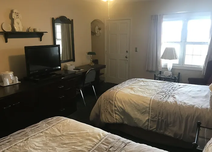 Longhouse Lodge Motel