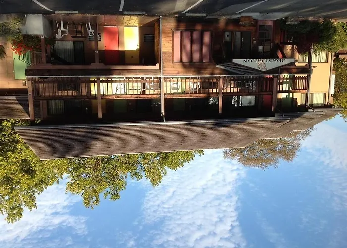 Humboldt Redwoods Inn