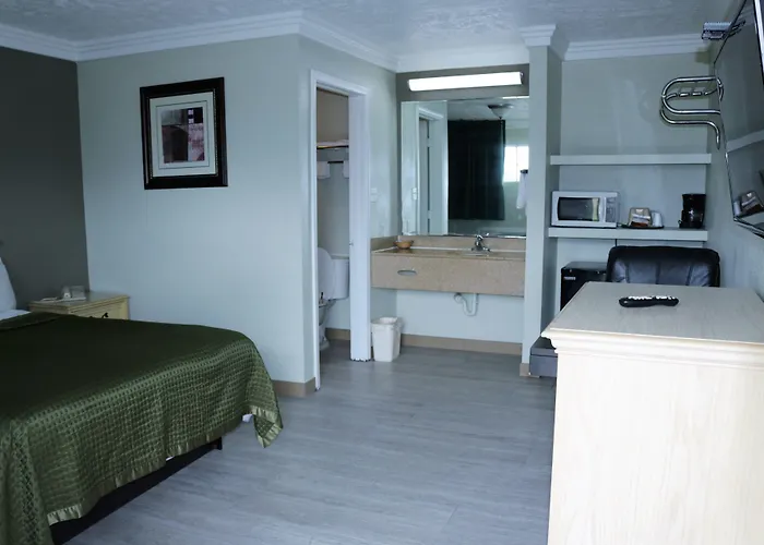 Deluxe Inn Motel