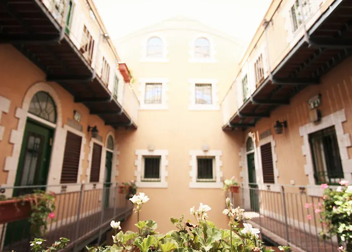 The Market Courtyard - Suites Hotel