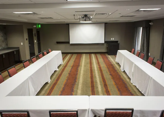 Hampton By Hilton Lansing West