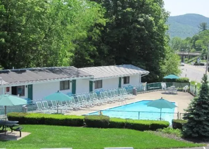 Brookside Motel & Cabins