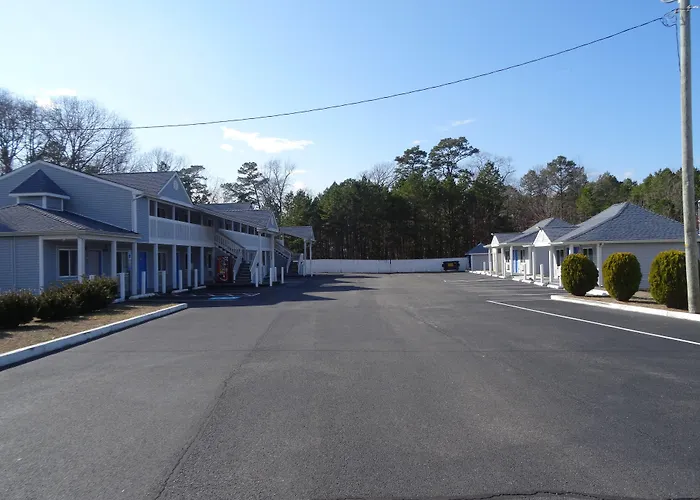 Village Inn & Suites - Smithville