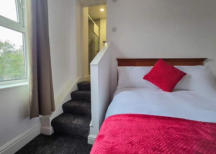 Hullywood Rooms With Shared Kitchen Facilities