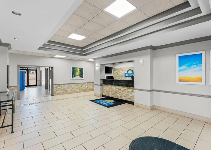 Days Inn & Suites By Wyndham Cedar Rapids
