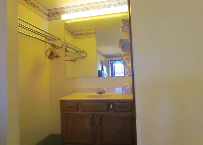 Travel Inn & Suites
