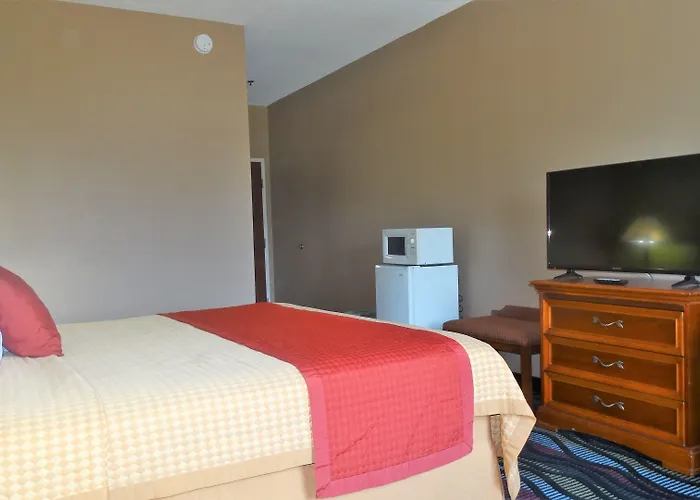 Oak Tree Inn & Suites