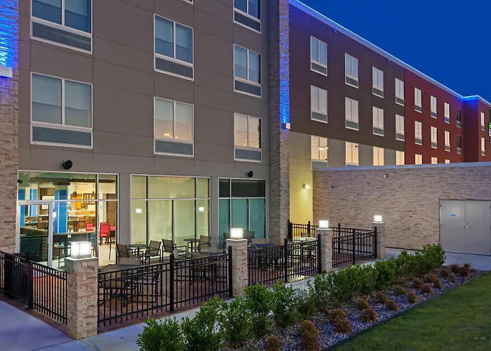 Holiday Inn Express & Suites Tulsa South - Woodland Hills By Ihg