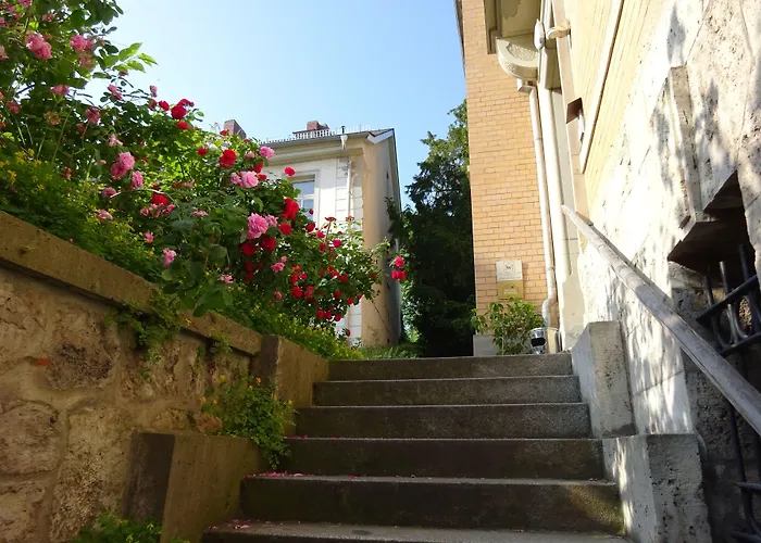 Hummel Hostel - Historische Stadtvilla mit Garten