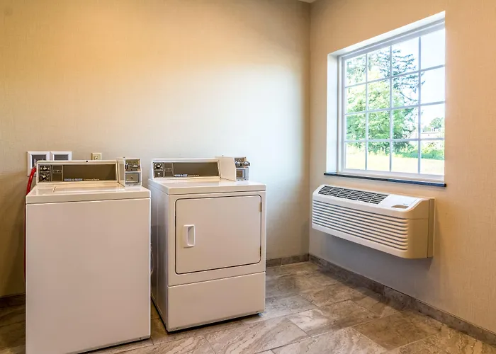 Cobblestone Hotel & Suites - Torrington