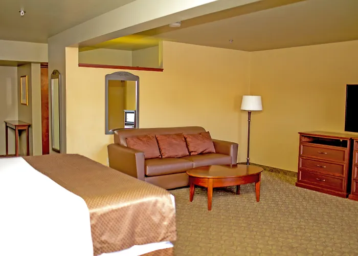 Seaport Inn & Suites