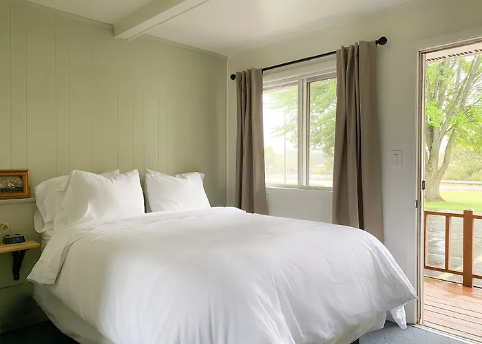 The River Hills Motel - Algoma, Wi - Near Door County