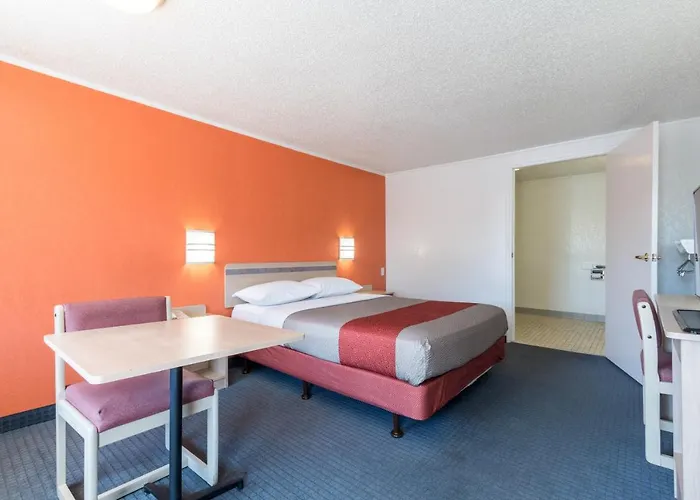 Travelodge By Wyndham Lansing