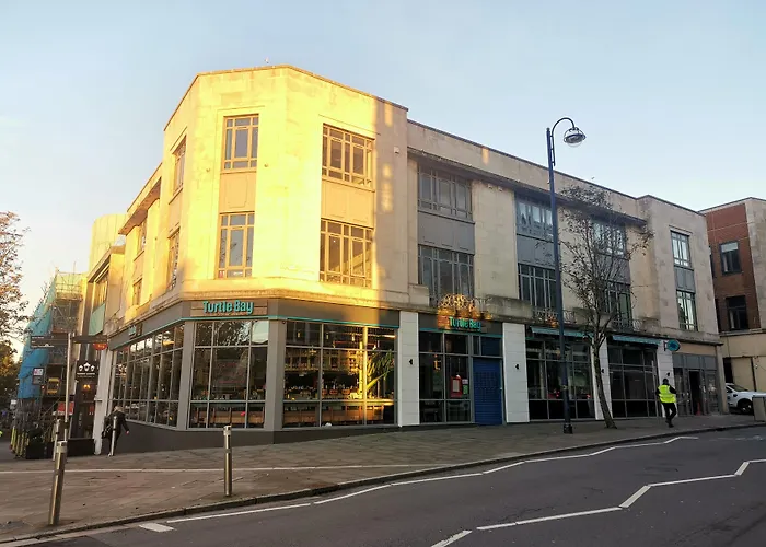Cwtsh Hostel Central Swansea, Social & Modern, Near Train Station