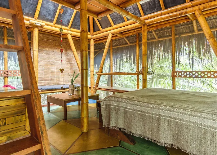 Universo Pol Bamboo Hostel