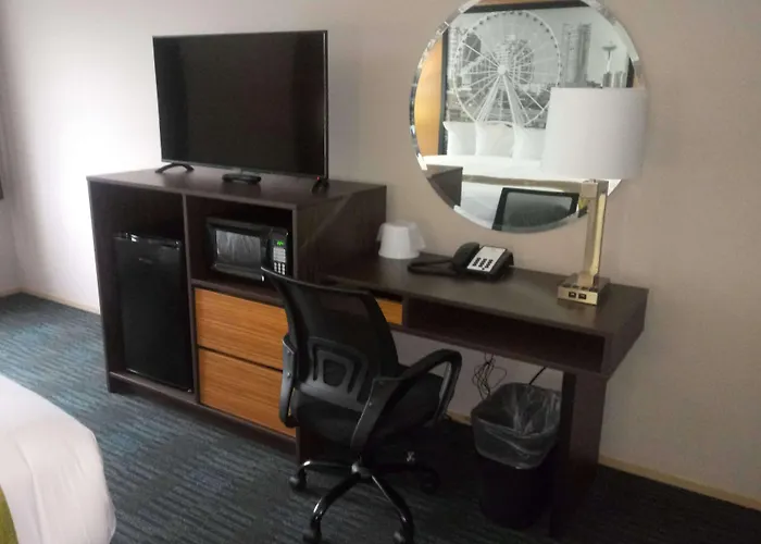 Super 8 By Wyndham Lynnwood