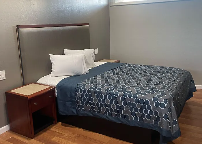 Royal Motel Tracy