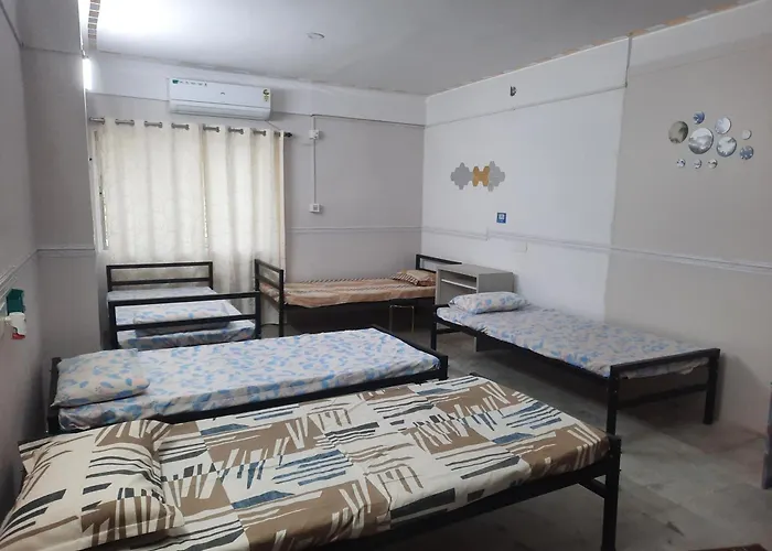Little While Elitz-Budget & Backpacker Friendly Micro Hotel-Near Metro