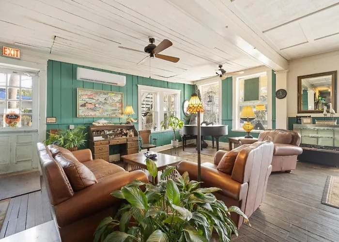 Cedar Keys Island Hotel In Downtown