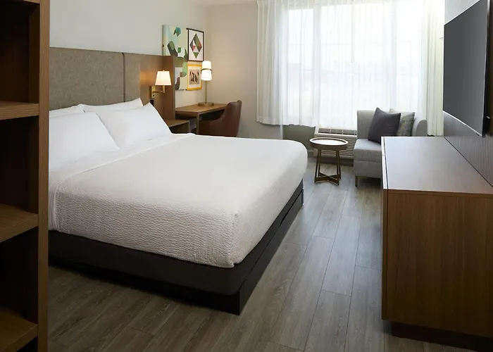 Holiday Inn & Suites Montreal Airport By Ihg